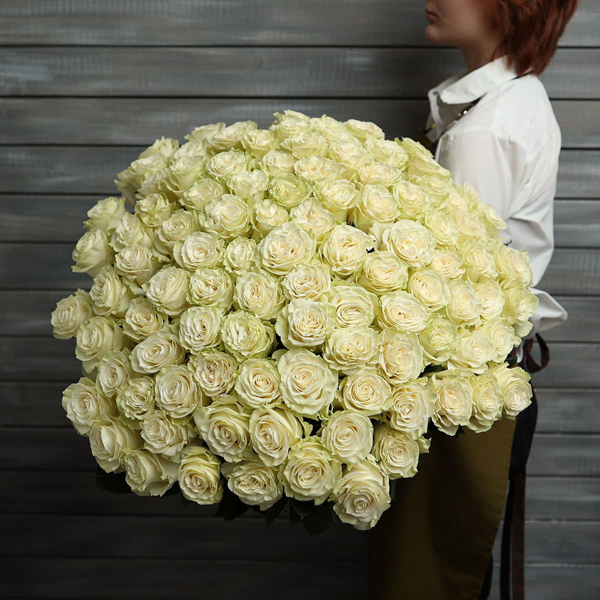 101 белая роза с лентой Эквадор 60 см — фото 1