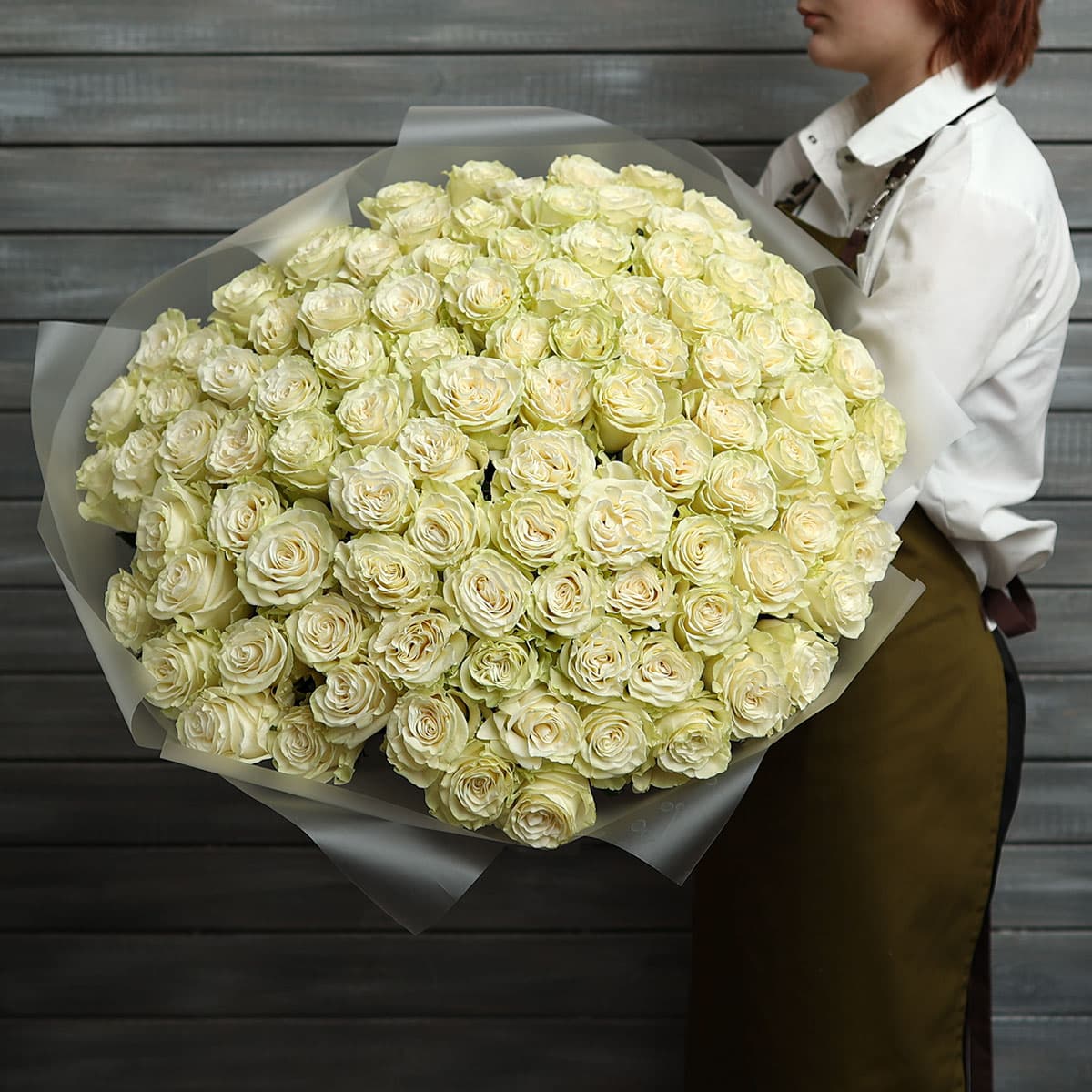 101 белая роза в упаковке Эквадор 50 см