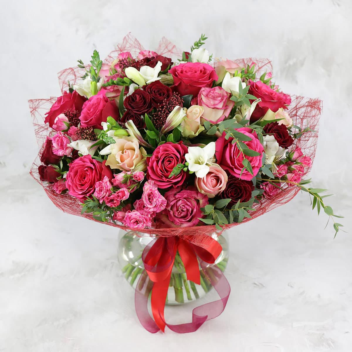 Авторский букет из роз, альстромерий и фрезии — фото 1