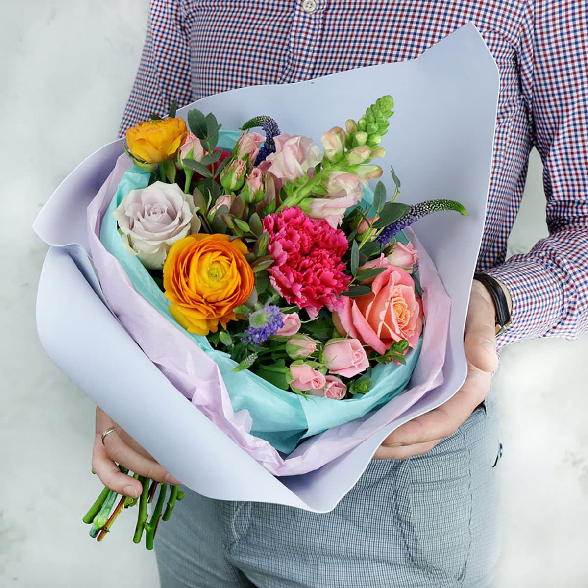 Авторский букет из роз, ранункулуса и вероники — фото 1