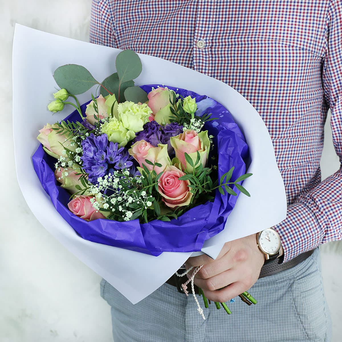 Авторский букет из роз, лизиантуса и гиперикума. — фото 1