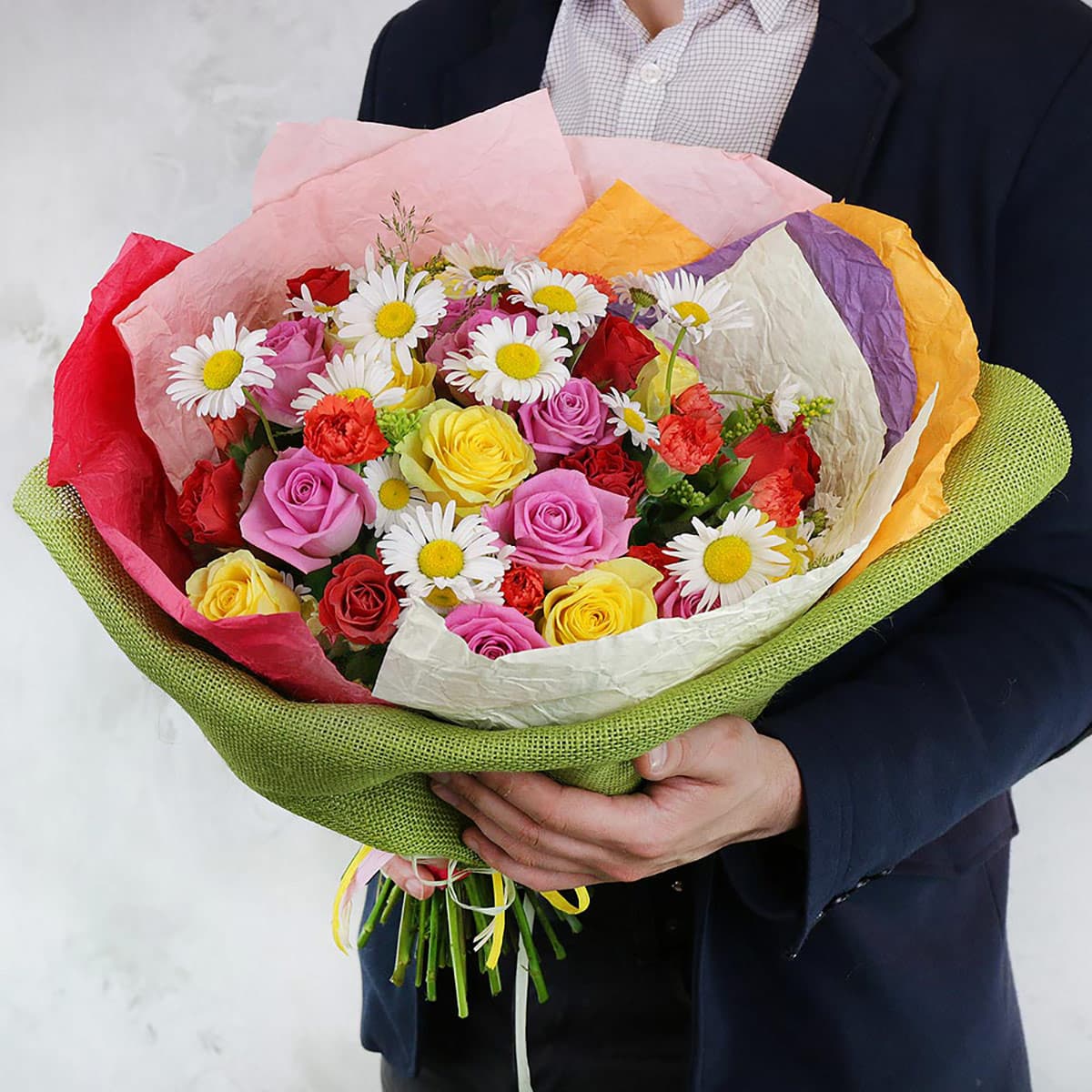 Авторский букет из роз, гвоздик и ромашек в оригинальной упаковке — фото 1