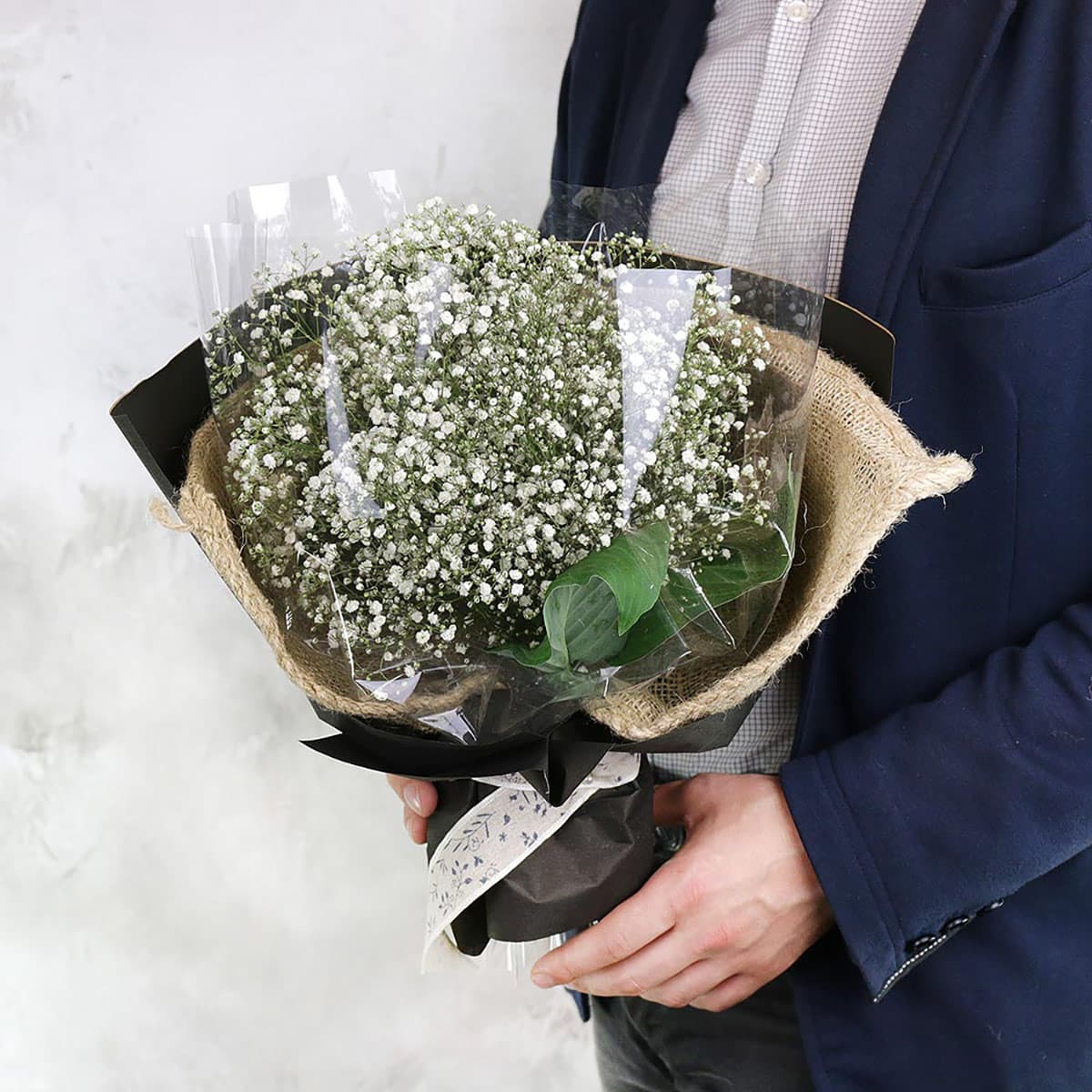 Авторский букет из гипсофил и листьев хоста в оригинальной упаковке — фото 1