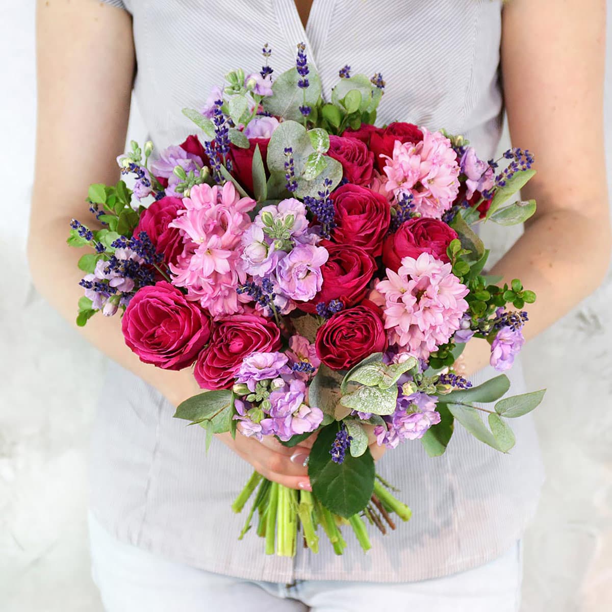 Авторский букет из кустовых роз, гиацинтов и маттиол — фото 1